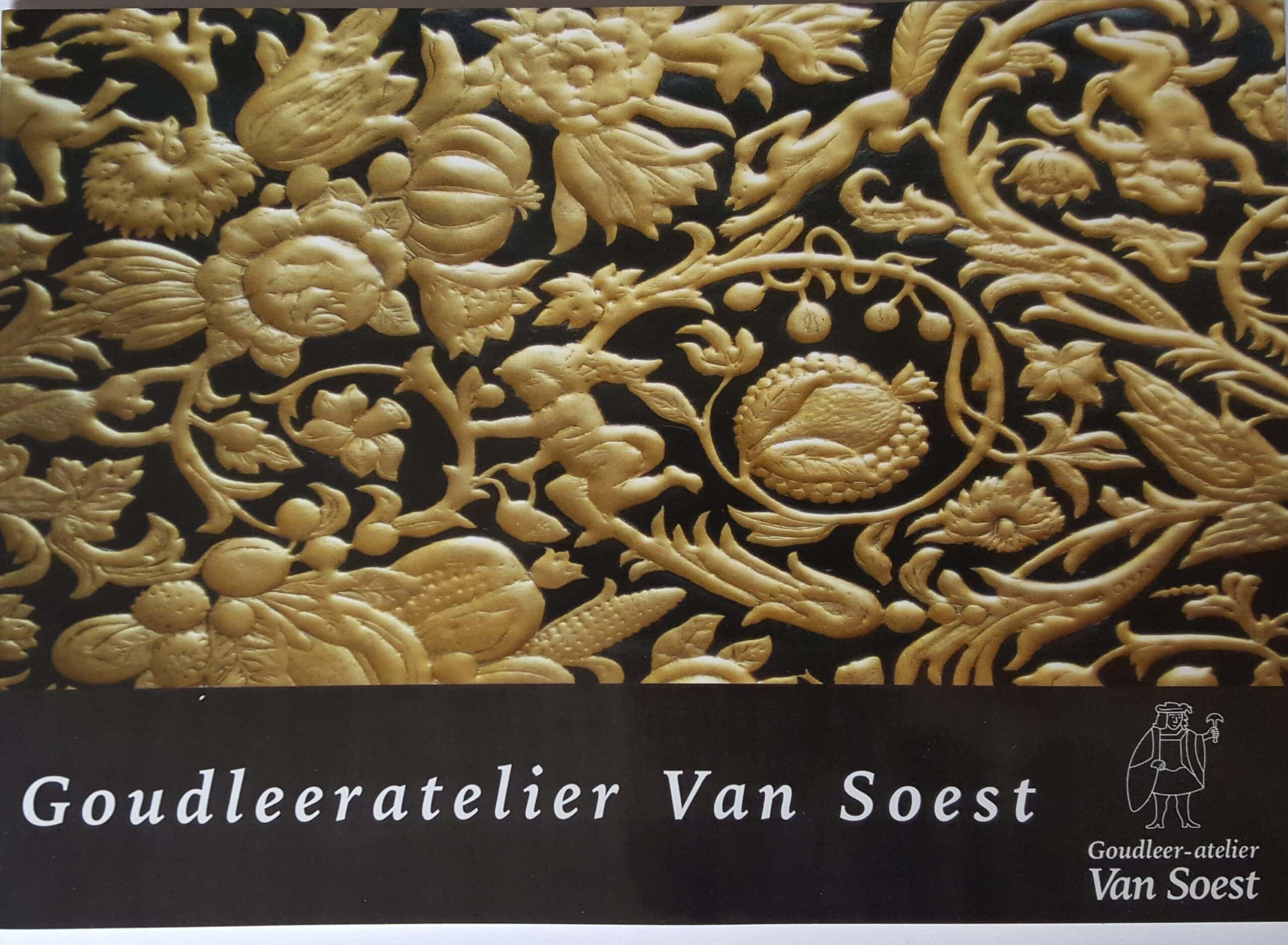 Omslag van het boekje over Goudleeratelier Van Soest met een close-up van goudleer reliÃ«f met bloemen en vruchten in goud