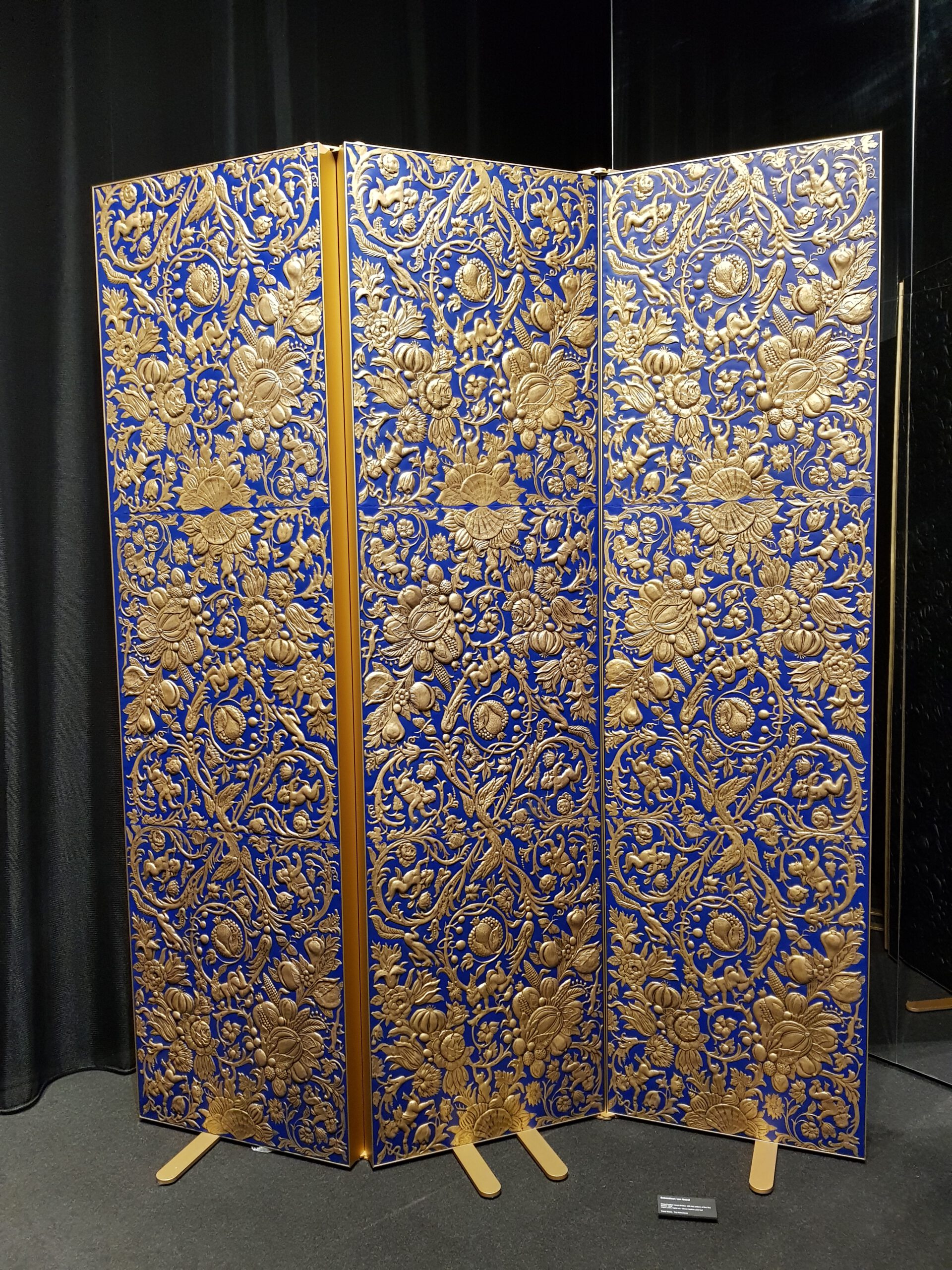 Kamerscherm Homo Faber met handgemaakt goudleer en bloemmotieven