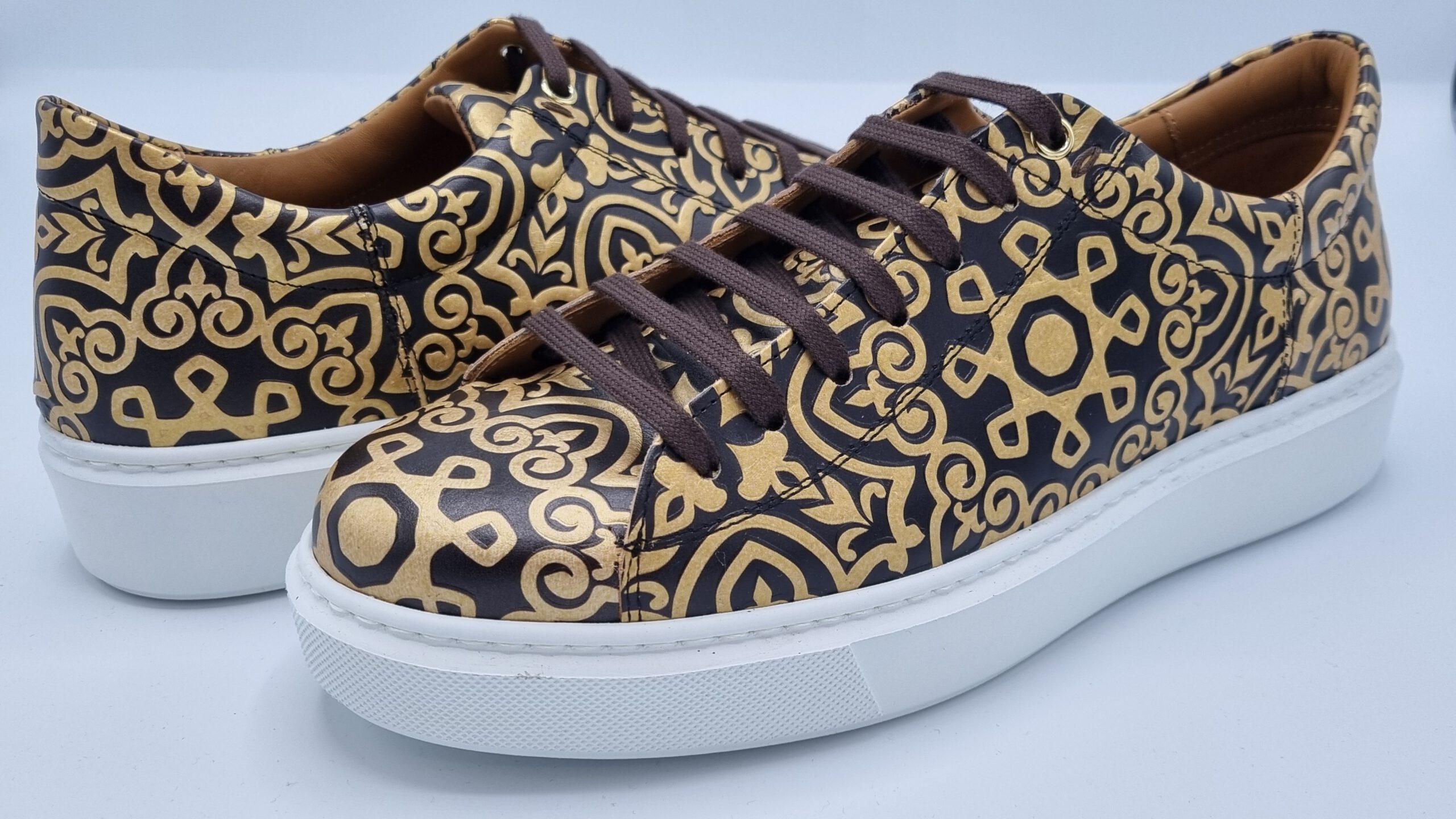 Exclusieve goudleren sneakers met Arabic patroon - vooraanzicht